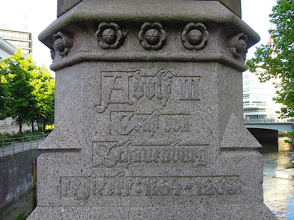 Sockel des Graf Adolf III. Schauenburg-Denkmals