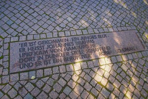 Inschrift auf dem Boden vor dem Brahms-Würfel