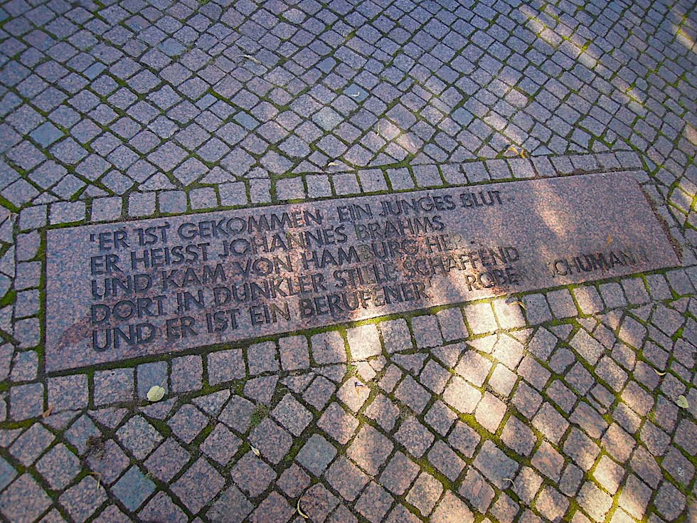 Inschrift auf dem Boden vor dem Brahms-Würfel