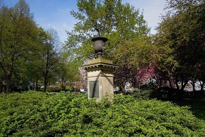 Das Denkmal für John Fontenay ist mitten im Grün versteckt.