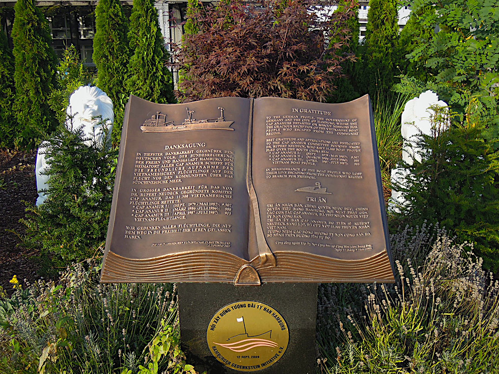 Bronze-Gedenkstein für die Cap Anamur