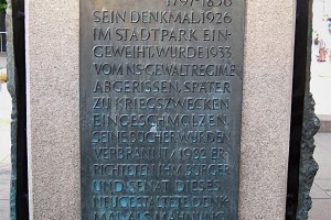 Erklärender Text am Heine-Denkmal