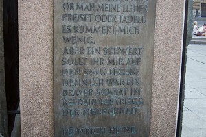 Bronzetafel am Heine-Denkmal