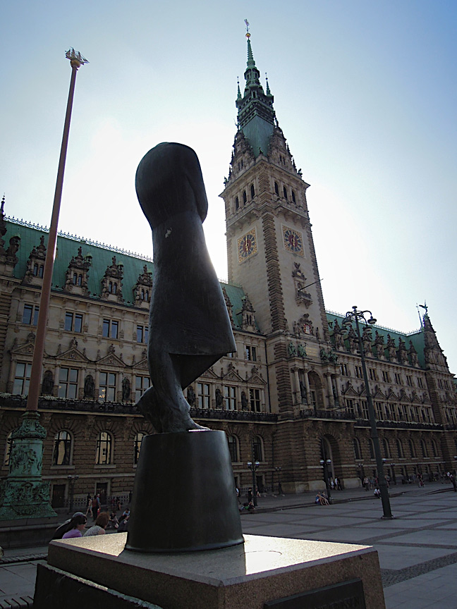 Heine-Denkmal am Rathausmarkt im Gegenlicht