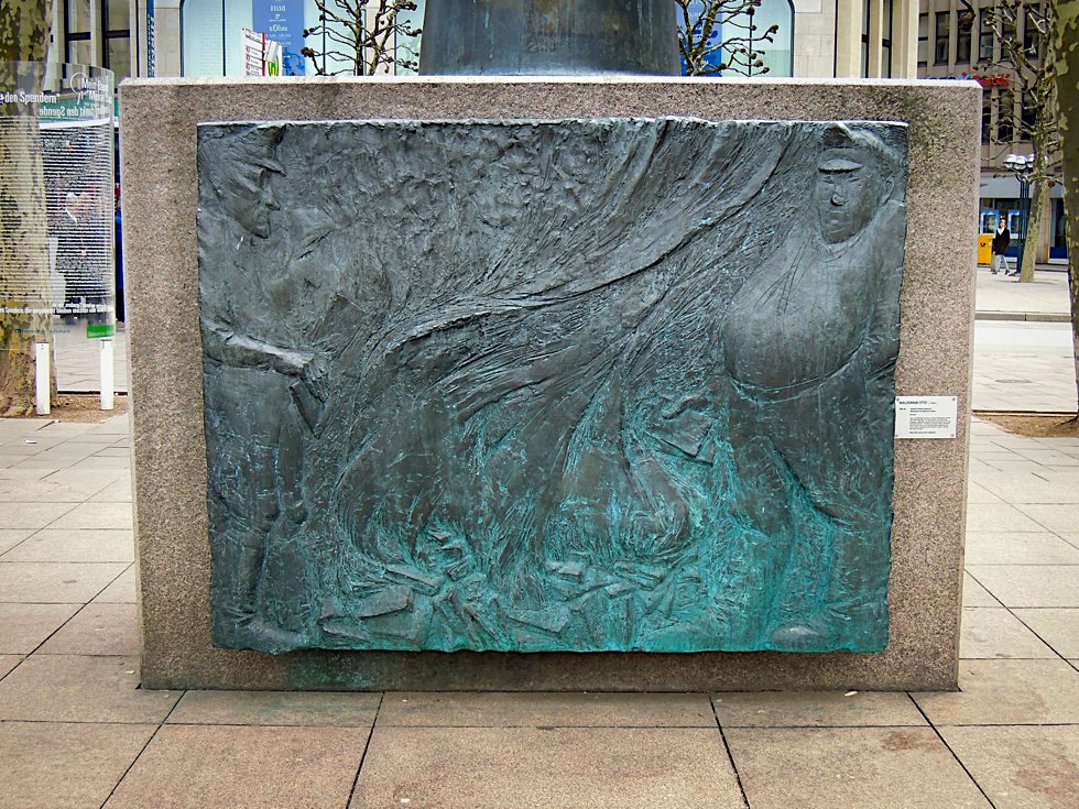 Bronzetafel mit Relief am Heine-Denkmal