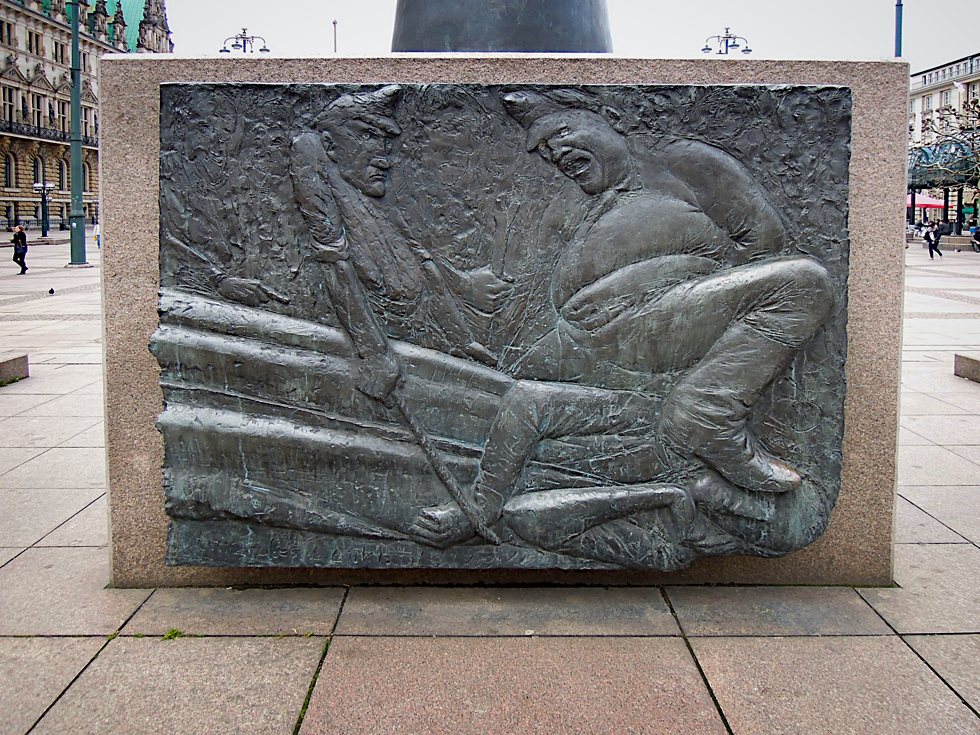 Bronzerelief am Heine-Denkmal