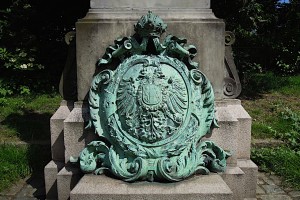 Österreichisches Wappen am Fuß des Denkmals