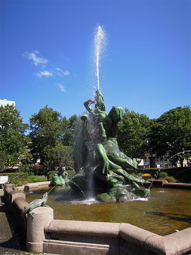 Stuhlmannbrunnen mit Wasserspiel