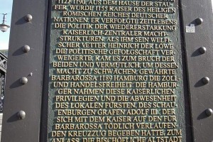 Erklärende Inschrift zu Barbarossa auf der Brooksbrücke