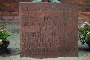 Sockel des Bonhoeffer-Denkmals mit Inschrift