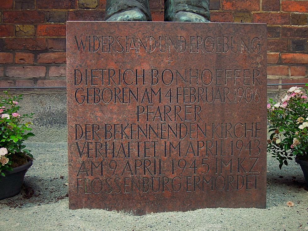 Sockel des Bonhoeffer-Denkmals mit Inschrift