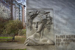 Relief von Fanny Hensel auf ihrem Denkmal
