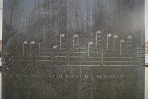 Rückseite des Felix Mendelssohn Bartholdy-Denkmals mit Noten