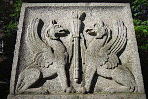 Relief mit Drachen-ähnlichen Figuren