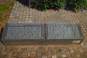Linker Gedenkstein mit Namen von Opfern
