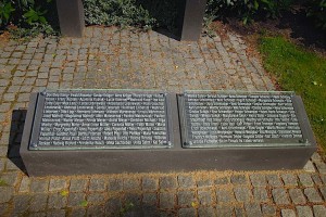 Rechter Gedenkstein mit Namen der Opfer