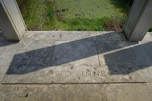 Inschrift am Denkmal auf dem Boden