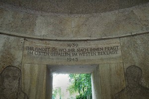 Portal mit Inschrift