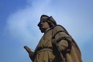 Christoph Kolumbus-Denkmal von schräg unten