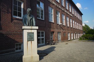 Fritz Schumacher-Büste vor Museum
