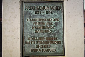 Plakette am Fritz Schumacher-Denkmal auf dem UKE-Gelände