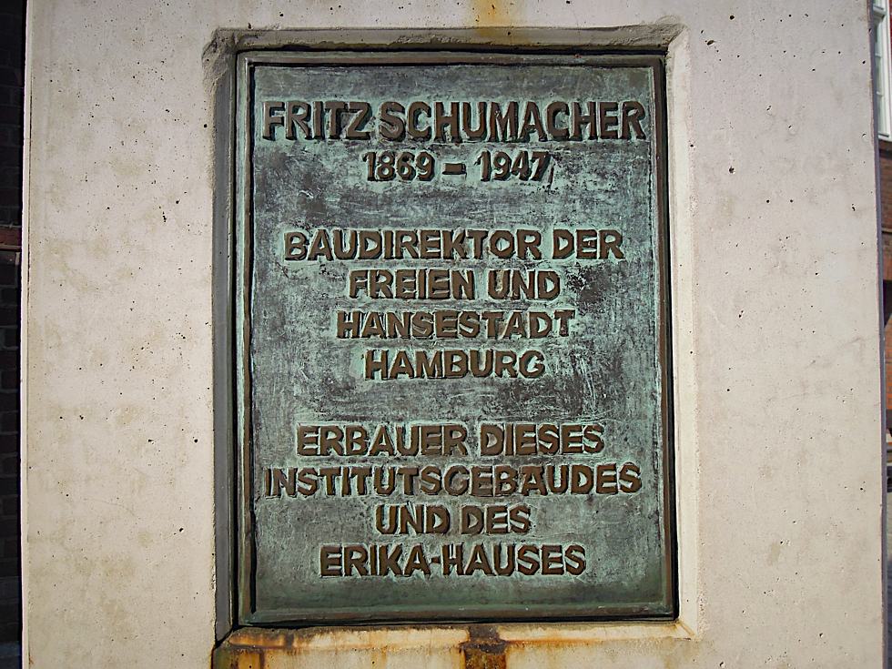 Plakette am Fritz Schumacher-Denkmal auf dem UKE-Gelände
