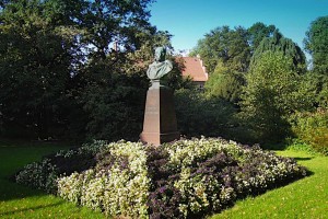 Büste von Kaiser Wilhelm I von Blumen umgeben