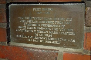 Erklärende Tafel unter dem Fritz Höger-Denkmal