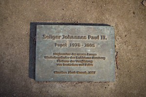 Gedenkplatte vor dem Denkmal für Johannes Paul II.