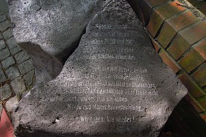 Stein mit Gedenkinschrift