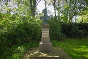 Vollansicht des Denkmals für Samuel Heinicke