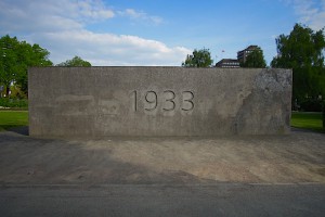Graue Betonwand mit der Zahl 1933