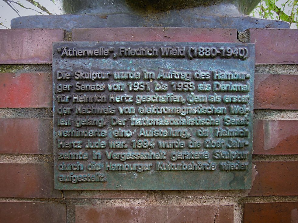 Gedenktafel am Denkmal für Heinrich Hertz