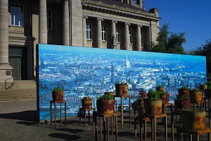 Mahnmal Hier + Jetzt mit Hamburg-Panorama