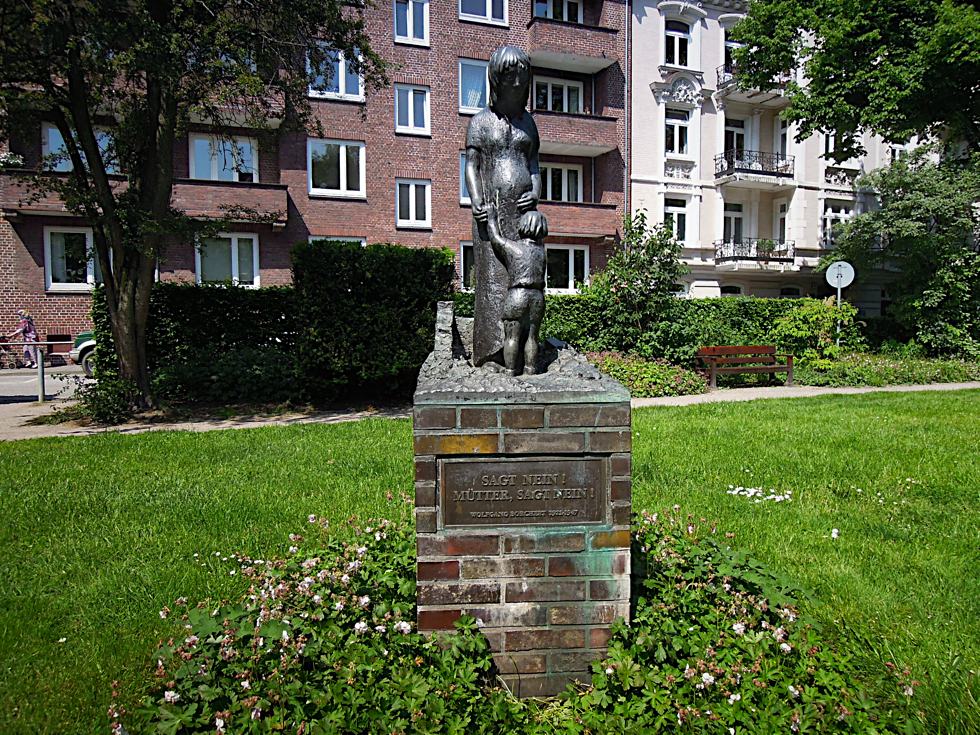 Borchert-Denkmal mit Mutter und Kind