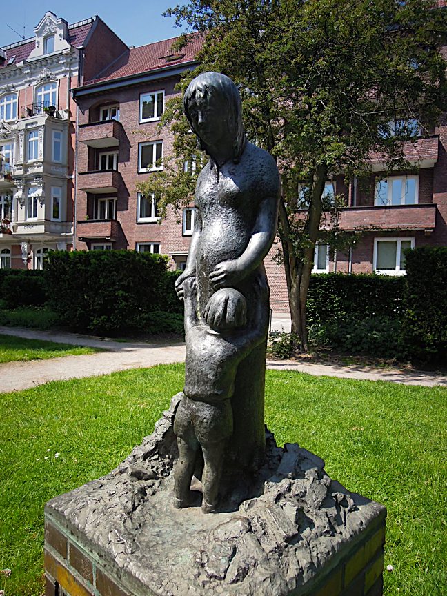 Detail der Bronzefigur der Mutter mit dem Kind