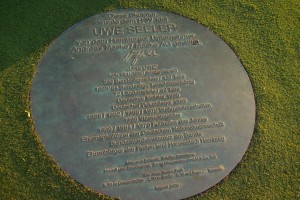 Riesige Bronzeplatte mit Informationen zu Uwe Seeler