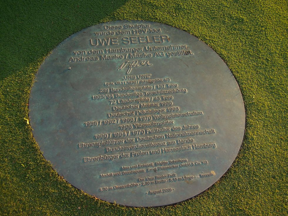 Riesige Bronzeplatte mit Informationen zu Uwe Seeler