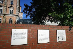 Drei Tafeln an der Rückseite der Untersuchungshaftanstalt Holstenglacis
