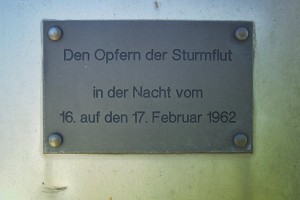 Gedenktafel am Denkmal für die Flutopfer von 1962