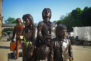 Eine Gruppe Kinder aus dem Denkmal Der letzte Abschied
