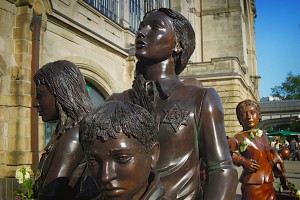 Kindergruppe aus dem Denkmal Kindertransport - Der letzte Abschied
