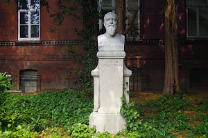 Heinrich Curschmann-Denkmal unter Bäumen
