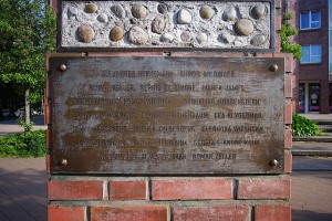 Die Namen der Kinder vom Bullenhuser Damm auf einer Metallplatte