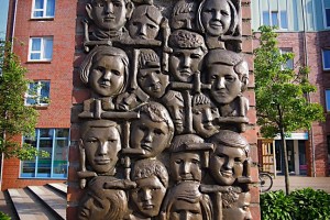 Das Relief mit den Gesichtern der Kinder vom Bullenhuser Damm