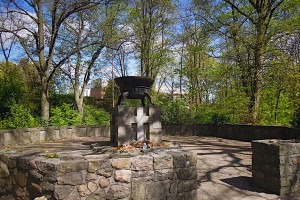 Das gesamte Denkmal besteht aus Opferschale auf Sockel und Mauer mit Gednktafeln